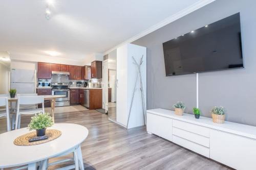 Sunset Apartment | Sleek Modern Escape Suite - Comfort and Style in the City