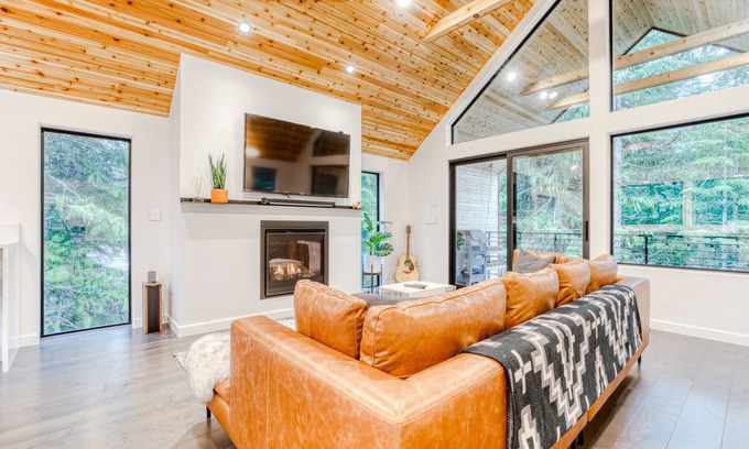 Government Camp House | Sleek, Modern Home in Town with Forest Views, Fire Table, WiFi - Walk to Skiing