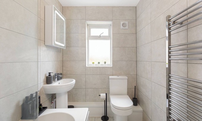 Reading Apartment | Sleek Reading Apartment Near Town Centre - Stylish Stay for Work or Leisure