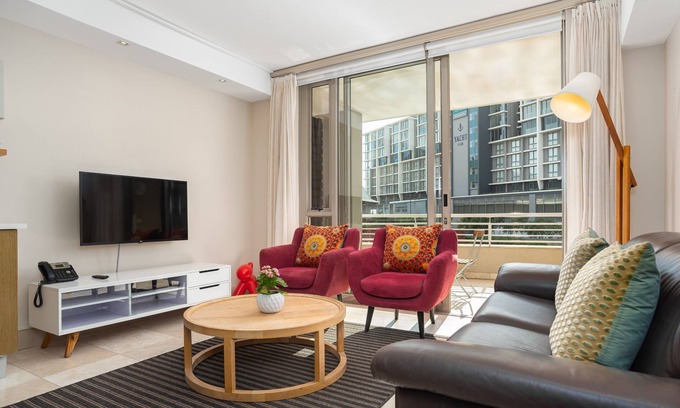 Victoria and Alfred Waterfront Apartment | Sleek Studio Apartment on the Canals