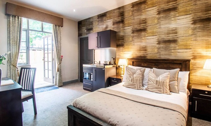 Yeovil Apartment | Sleek Studio: Gym Pass, Fast WiFi & Patio Seating