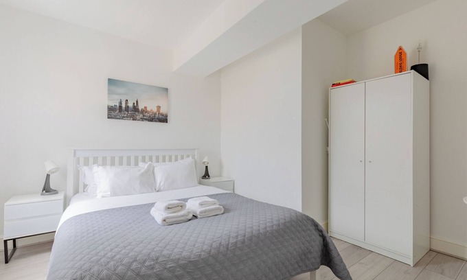 Wapping Apartment | Sleek Studio Style Flat near City of London