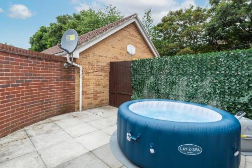 Hanham Apartment | Sleek Stylish House 2 Parking - Hot tub