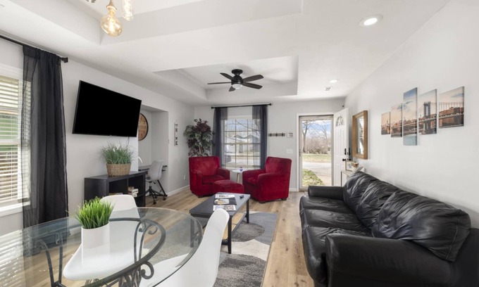 West Central House | Sleek & Stylish Retreat! Bass Pro, MSU, Downtown!