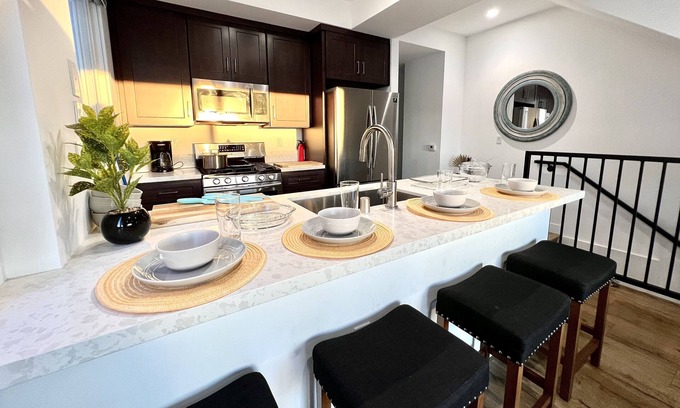 Pico-Union House | Sleek Townhouse Getaway + Private Rooftop Deck 🍹