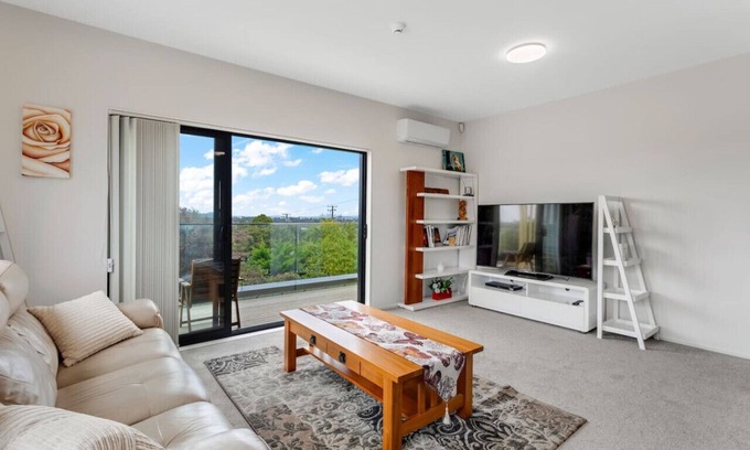 Massey Apartment | Sleek Vista Townhouse with Deck and Air-con