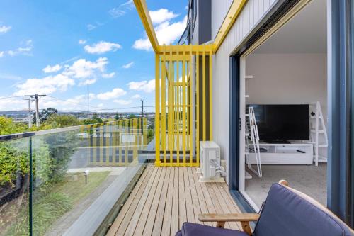 Massey Apartment | Sleek Vista Townhouse with deck and air-con