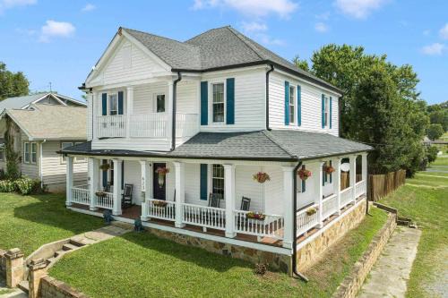 Bristol House | Sleep 10 * in this historic home in state streets