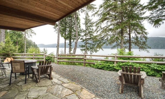 Port Renfrew Cottage | Sleep 12 with 3 separate suites! Oceanfront View + Pet Friendly + Family and Friend Getaway