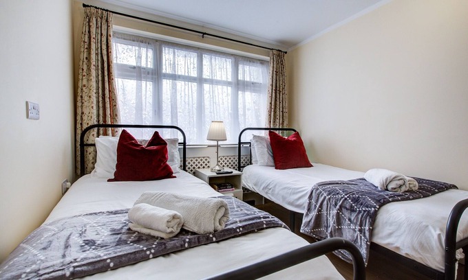 Ponders End Apartment | Sleep-2 Studio-Free Parking, Pet-Tottenham Stadium