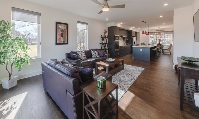 Hermitage House | Sleep 8 on Central! Conveniently Located!!! 3 bed 3 1/2 bath Townhome.