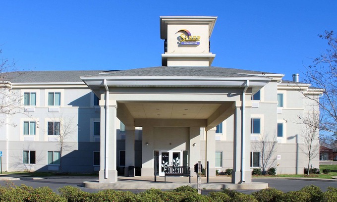 Evergreen Hotel | Sleep Inn & Suites near Liberty Place I-65