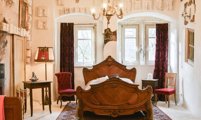 Hildburghausen Apartment | Sleep like in a fairy tale - group accommodation for 10 people in Weitersroda Castle