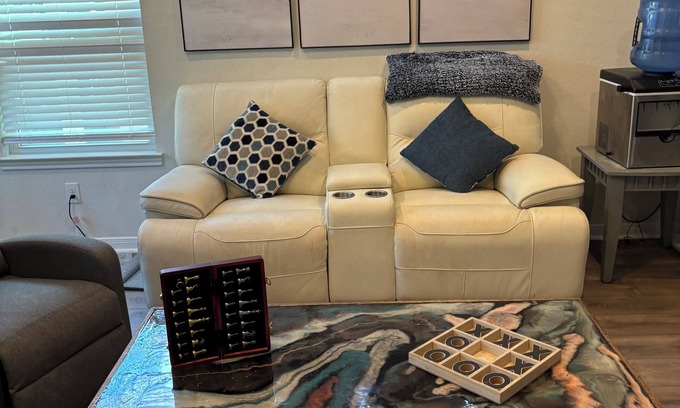 Montgomery House | Sleep up to 10 with 75" smart TV-Pool Table-Ping Pong table - Poker Table!
