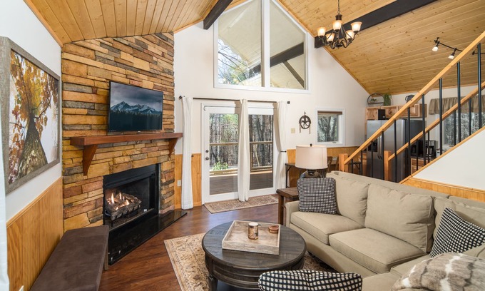 Fleetwood Cabin | Sleep6,Hottub,Firepit & Wood,Private, Views, 30mins from App Ski Reduced Rates!