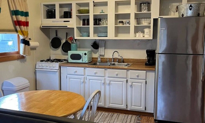 Honor House | Sleeping Bear Riverside Cabins - Riverview apartment