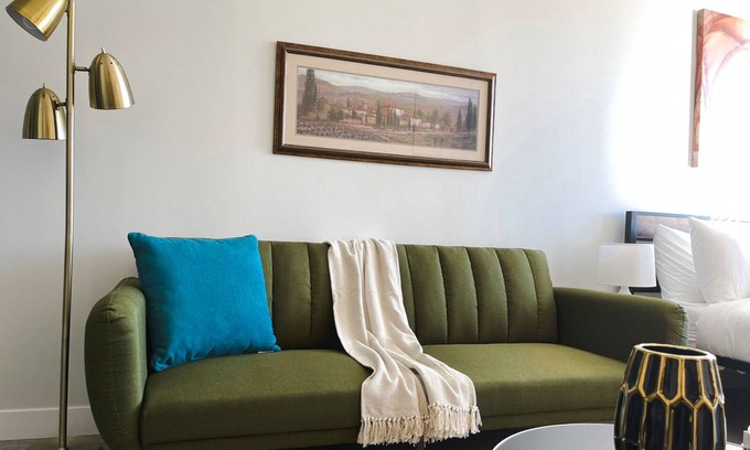 Des Moines Apartment | Sleepover: Urban Studio and Gym - Des Moinesn