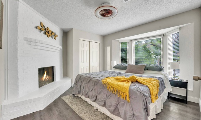 West Arlington House | Sleeps 16 Budget-Friendly Spacious Haven