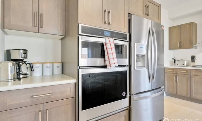 Thorold House | Sleeps 10 | 22min to Niagara | Pool table