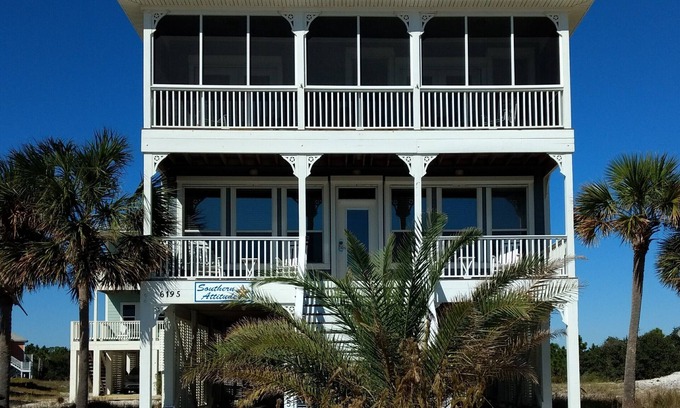 Morgantown House | Sleeps 10, 3 King/2 Bunks, Steps to Beach, Full Week Discount, Pickleball Court