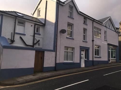 Rhiwbryfdir House | Sleeps 10 5 bedroom town house 3 miles from Zip World