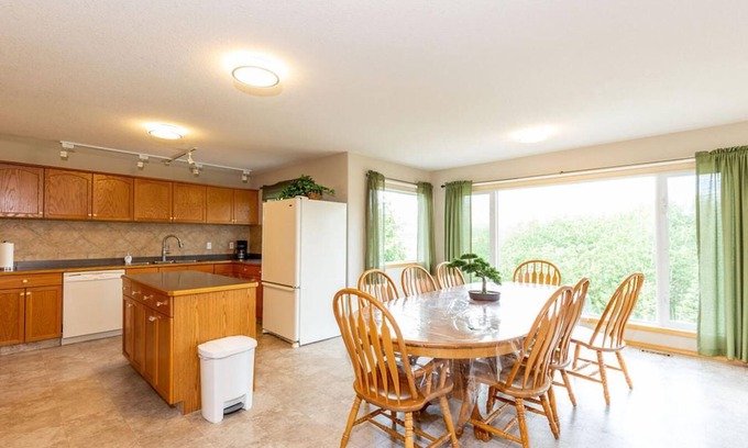 Division No. 3 House | Sleeps 10-5 mins from Waterton Entrance-WCV A