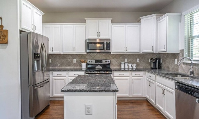 Carthage House | Sleeps 10! Carthage