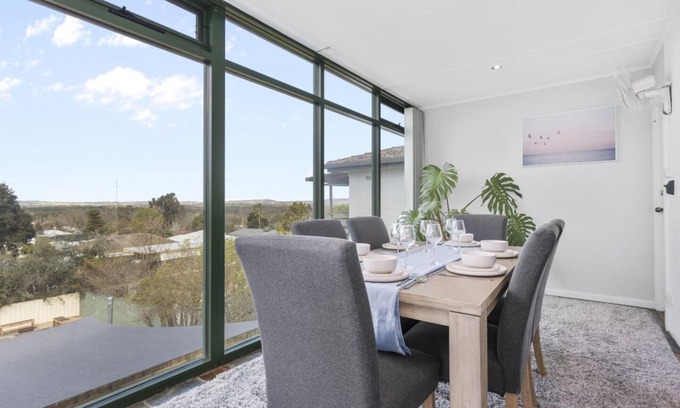 Kooringal House | Sleeps 10, Firepit, FREE Firewood