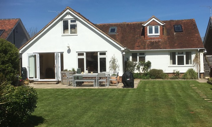 Chichester House | Sleeps 10 plus, parking, wood burner, enclosed garden, WiFi, harbour village.