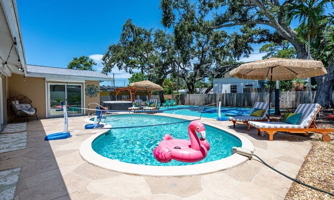 Madeira Beach House | Sleeps 10 Pool Hot Tub Sport Court Pool Table
