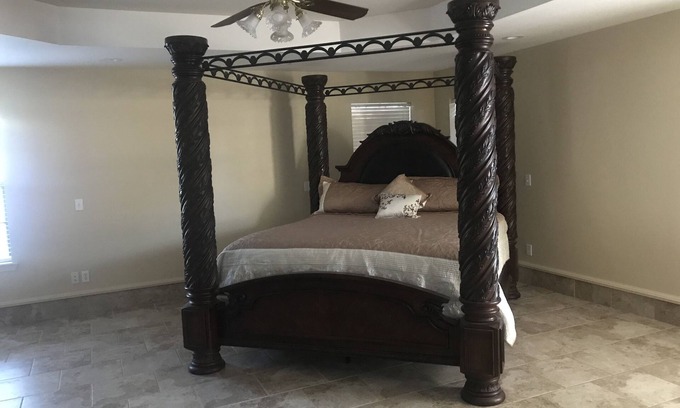Aransas Pass House | (Sleeps 10) Spacious 4 bedrooms perfect for family, friends, or business.