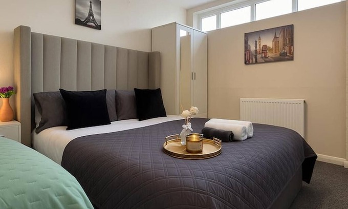Island Gardens House | Sleeps 11 - Family and Contractor Home -Free Parking Near Canary Wharf, ExCel,O2