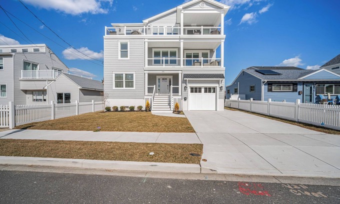 Brigantine House | Sleeps 12- 2 min walk to beach: Newly constructed 5-BR house in N Brigantine .