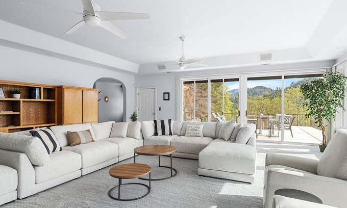 Lakehead House | Sleeps 12! Charming 3BR house with Game Room, Large Garage & Stunning Lakeviews