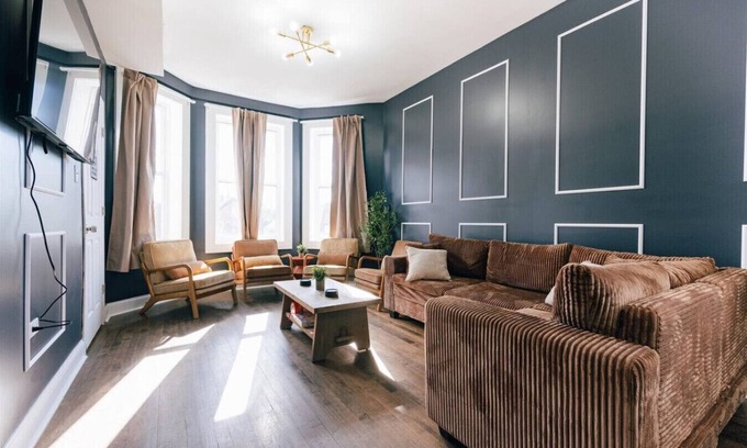 Little Village Apartment | Sleeps 12 - Games - 10 Min to