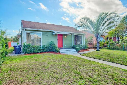 Southwest House | Sleeps 12 - House Guest Apt - Plenty of parking