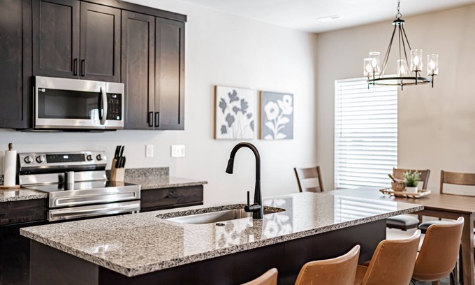 Ammon House | Sleeps 12 people.