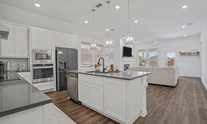 Haslet House | Sleeps 12~Private Yard~Dog Friendly~Charcoal Grill