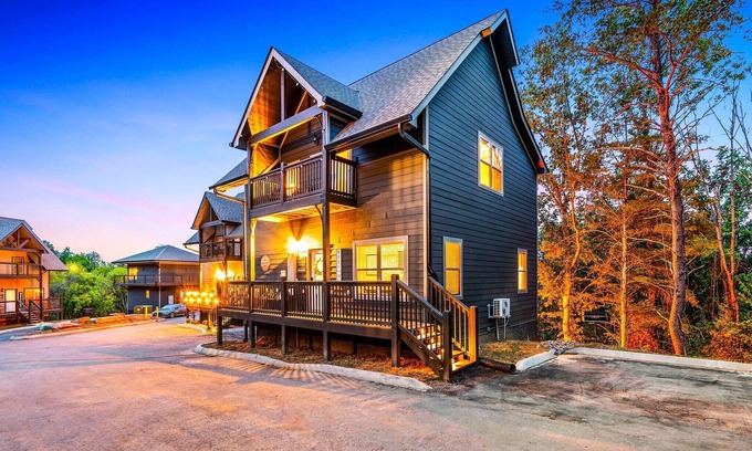 Sevierville Cabin | Sleeps 12! Rare Private Pool Dollywood 5 Mins Hot Tub Minutes to GSMNP!