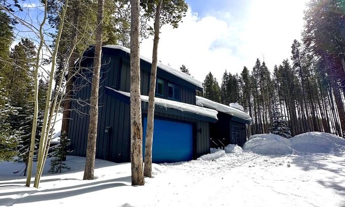 Warrior's Mark West House | Sleeps 12+ Ski InOut, FREE Winter Shuttle, Hottub, 3Kings, 2Queens, 1Full&Twin