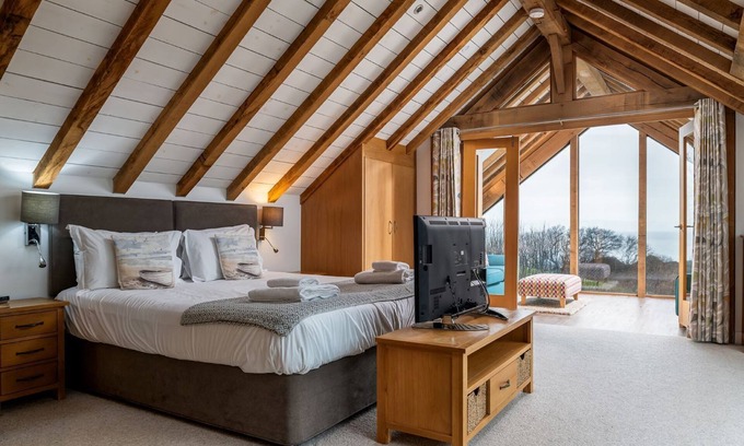 Watermouth House | Sleeps 12, swimming pool, sea views, games rooms