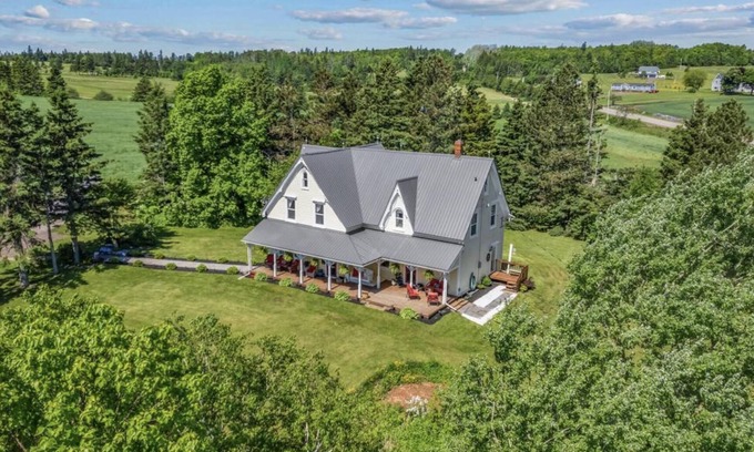 Clinton House | Sleeps 13, Restored Farmhouse at Red Sands Golf Course