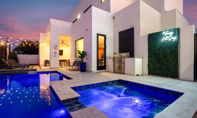 South Scottsdale House | Sleeps 14/Luxury Pool/Spa/Walk to Old Town/EV Charger/Fitness Area