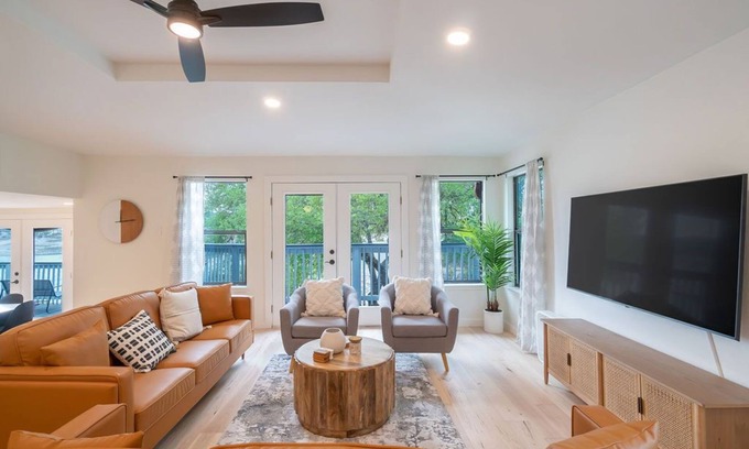 Lakehills House | Sleeps 14 Pool Table 3 King Beds Hot Tub