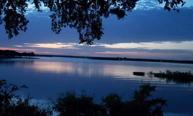 Eastland House | SLEEPS 14- Serene Lakefront Retreat, Best Views on the Lake