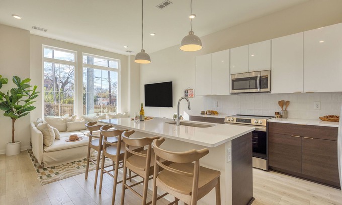 Talbot's Corner House | Sleeps 16 | 2 Modern Townhomes, Minutes to Broadway | Lischey & 98 Degrees