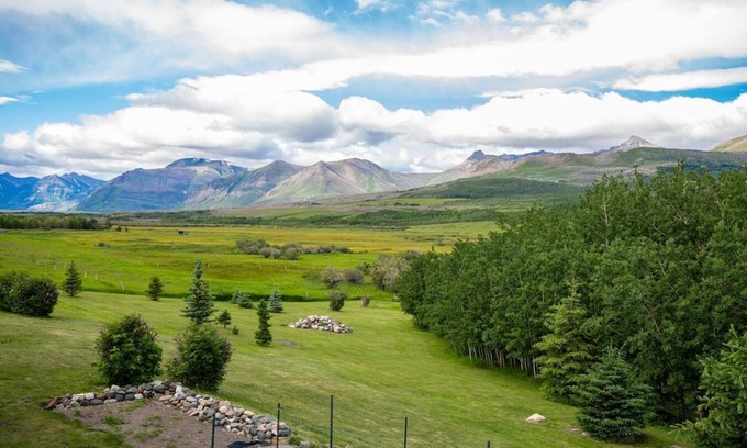 Division No. 3 House | Sleeps 16- 5 mins from Waterton Entrance WCV -A&B