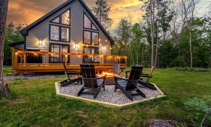 Bethel House | Sleeps 16! Arcade! Hot Tub! Fireplace! DOGS OK!