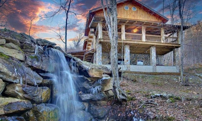 Mars Hill House | Sleeps 16 Hot Tub Sauna Dogs Welcome Ping Pong