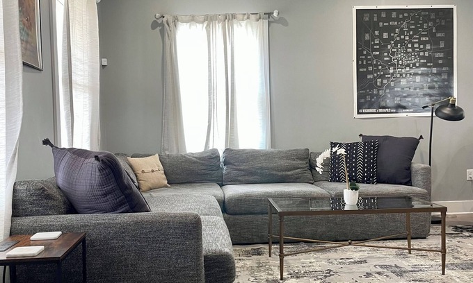 Near Eastside House | Sleeps 16 - Spacious - King Beds - Kid Friendly - Walkable